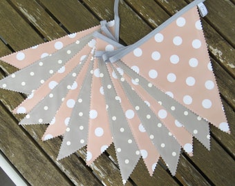 Outdoor pennant chain made of oilcloth in pink and beige-grey