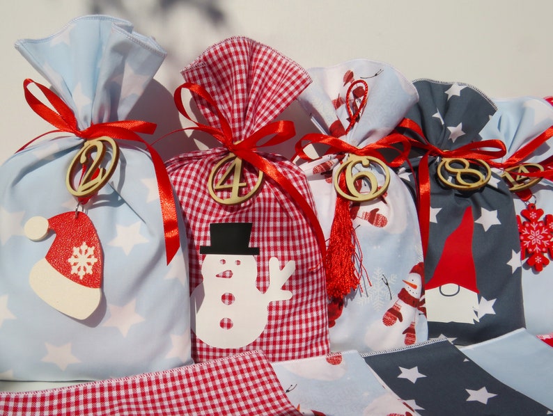 ADVENTSKALENDER zum Befüllen, Adventskalender aus Stoff, Säckchen in blau/rot mit 24 Holzzahlen Bild 2