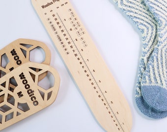 Sock Knitting Ruler – allows to measure the foot length of a knitted sock in cm and ins, indicated EU and US sizes