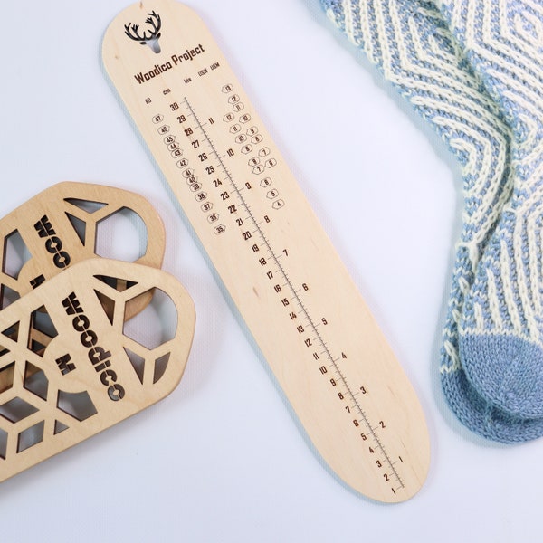 Sock Knitting Ruler - permet de mesurer la longueur du pied d'une chaussette tricotée en cm et ins, indiquées tailles EU et US