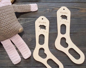 Bloqueurs de chaussettes bébé en bois (paire) Moutons - accessoires de tricot, cadeau pour tricoteuse, forme de chaussette en bois, chaussettes tricotées