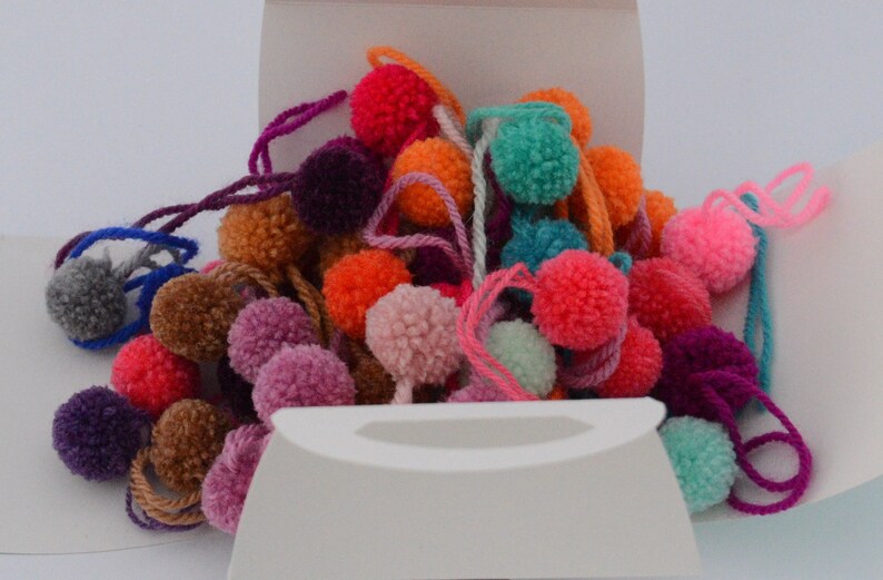 Pompons 2 cm, lot de 50 pièces. image 1