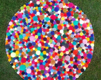 80 cm rug made of pompoms, hand-made. Choose a color from our palette.