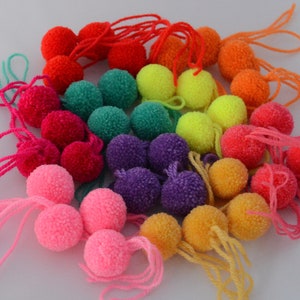 Pompons 2 cm, lot de 50 pièces. image 2