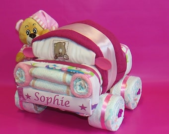 Gâteau de couches Petite voiture à couches avec un ours en rose