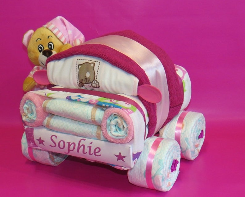 Gâteau de couches Petite voiture à couches avec un ours en rose image 1