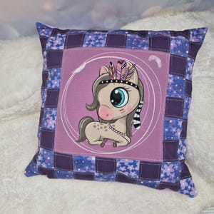 Könnte beinhalten: Ein Set aus drei Keramikbechern mit gesprenkelter, matter Oberfläche. Die Becher sind in den Farbtönen Creme, Hellgrau und Dunkelgrau gehalten. Jeder Becher hat ein schlichtes, minimalistisches Design und einen abgerundeten Henkel. Geeignet für Kaffee, Tee oder andere Getränke.