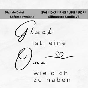 Puede incluir: Diseño digital negro con el texto alemán "Glück ist, eine Oma wie dich zu haben" que significa "La felicidad es tener una abuela como tú". Incluye información de tipo de archivo: SVG, DXF, PNG, JPG, PDF.