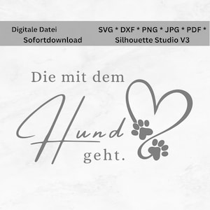 Könnte beinhalten: Ein digitales Design in Grau mit dem deutschen Text "Die mit dem Hund geht" (Sie/Er geht mit dem Hund). Das Design enthält eine Herzform mit Pfotenabdrücken und ist in den Formaten SVG, DXF, PNG, JPG und PDF erhältlich.