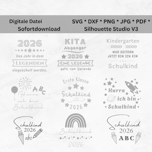 Könnte beinhalten: Eine digitale Dateisammlung mit neun verschiedenen Grafikdesigns für Schulprojekte. Der Text enthält Phrasen wie 2026, Kita Abgänger, Kindergarten, Schulkind und Hurra ich bin Schulkind, begleitet von Symbolen wie Sternen, einer Rakete, einem Planeten, einem Regenbogen, einem Stift und einer Schultüte.