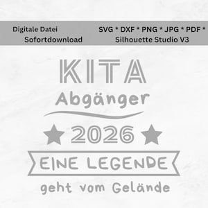 Könnte beinhalten: Ein graues digitales Design mit dem Text "KITA Abgänger 2026 EINE LEGENDE geht vom Gelände." Das Design enthält Sterne und ein Banner. Oben im Design steht "Digitale Datei Sofortdownload" und "SVG * DXF * PNG * JPG * PDF * Silhouette Studio V3."