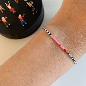 Beaded bracelet friendship bracelet colorful pink red gold black white stripes striped