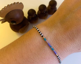 Kralenarmband vriendschapsarmband kleurrijk blauw lila paars goud zwart witte strepen gestreept