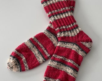Hand-knitted socks for women in 40/41 red (3/24)