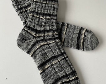 Hand-knitted men's socks grey colorful with pattern (103/22)