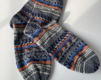 Hand-knitted men's socks gray colorful with a self-running pattern (59/23)