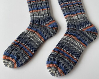 Handgestrickte Herrensocken grau bunt  mit selbstlaufendem  Muster (25/23)