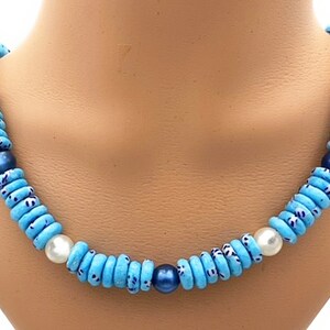 Halskette Kroboperlenkette mediterran hellblau recycelte Glaserlen aus Ghana, Polarisperlen, dehnbarer Nylonfaden, GL: ca. 53 cm ungedehnt Bild 2