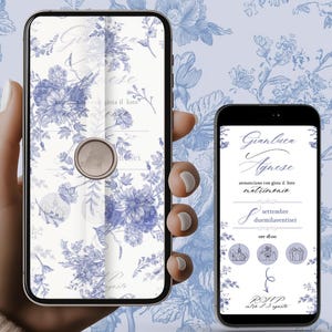 Peut inclure: Trois smartphones affichent une invitation de mariage numérique avec un motif floral bleu. L'invitation comprend du texte italien et un bouton. Un téléphone affiche les détails du mariage, l'autre l'invitation.