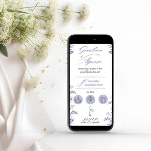 Schermo di uno smartphone in cui viene visualizzata la prima schermata dell'invito digitale interattivo in tema toile de jouy color carta da zucchero, con i nomi degli sposi in corsivo, la data e i pulsanti delle icone per accedere alle informazioni