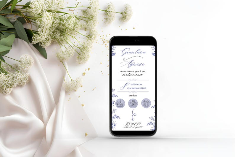 Schermo di uno smartphone in cui viene visualizzata la prima schermata dell'invito digitale interattivo in tema toile de jouy color carta da zucchero, con i nomi degli sposi in corsivo, la data e i pulsanti delle icone per accedere alle informazioni