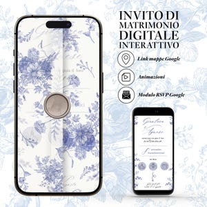 Schermo di uno smartphone in cui viene visualizzato un invito di matrimonio digitale composto da un pattern semi trasparente toile de jouy color carta da zucchero e un timbro in ceralacca color champagne, sulla destra uno smartphone più piccola rivela la prima schermata dell'invito digitale interattivo dove compaiono i nomi degli sposi, la data e le icone con i link per accedere alle informazioni