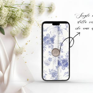 Schermo di uno smartphone in cui viene visualizzato un invito di matrimonio digitale composto da un pattern semi trasparente toile de jouy color carta da zucchero e un timbro in ceralacca color champagne, sulla destra una scitta che che dice che è possibile cambiare e personalizzare il colore della ceralacca