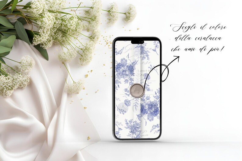 Schermo di uno smartphone in cui viene visualizzato un invito di matrimonio digitale composto da un pattern semi trasparente toile de jouy color carta da zucchero e un timbro in ceralacca color champagne, sulla destra una scitta che che dice che è possibile cambiare e personalizzare il colore della ceralacca