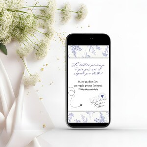Schermo di uno smartphone in cui viene visualizzata la seconda schermata dell'invito digitale interattivo in tema toile de jouy color carta da zucchero, con i dettagli per la lista nozze