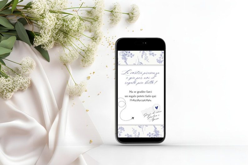 Schermo di uno smartphone in cui viene visualizzata la seconda schermata dell'invito digitale interattivo in tema toile de jouy color carta da zucchero, con i dettagli per la lista nozze