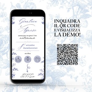 Schermo di uno smartphone in cui viene visualizzata la prima schermata dell'invito digitale interattivo in tema toile de jouy color carta da zucchero, con i nomi degli sposi in corsivo, la data e i pulsanti delle icone per accedere alle informazioni