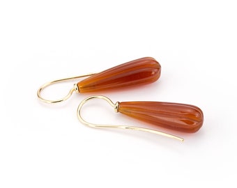 elongated earrings engraved carnelian gold 750