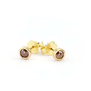 Small round stud earrings 18k gold with brown-red diamond roses