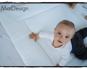 Thick playmat made of white waffle piqué