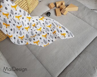 Thick playmat made of light gray waffle piqué