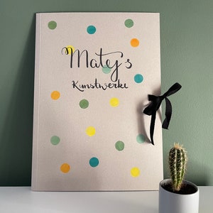 Carpeta &quot;puntos de colores&quot;, A4+/A3+, con el texto deseado