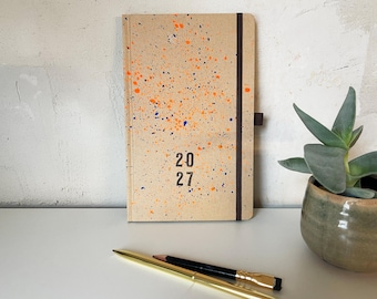 Taschenkalender, Jahreskalender, Buchkalender 2027, D/E A5, Sprenkel Neon-Orange – Blau