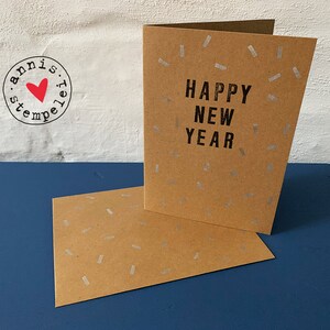 tarjeta plegable "feliz año nuevo" con sobre
