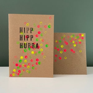 Tarjeta doblada "Hipp hipp hurra" con sobre