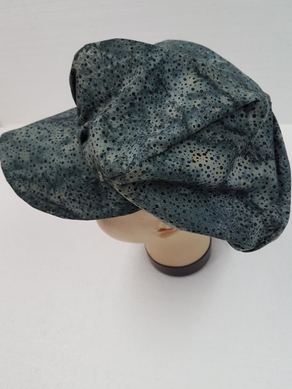 Sun hat with peak batik grey