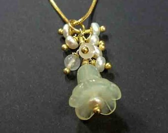 Pendentif fleur en préhnite avec chaîne
