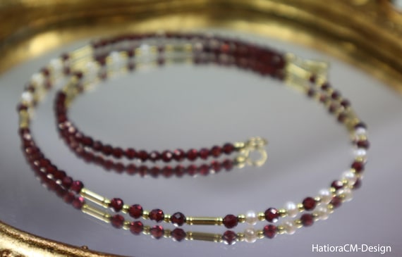 Garnet necklace with southwater pearls and with intermediate parts and carabiner closure in gold-plated silver (925)