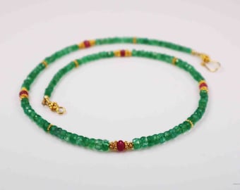 Smaragd-Collier mit Birma-Rubinen und Zwischenteilen und Verschluss aus 24 Karat Gold Vermeil (925)