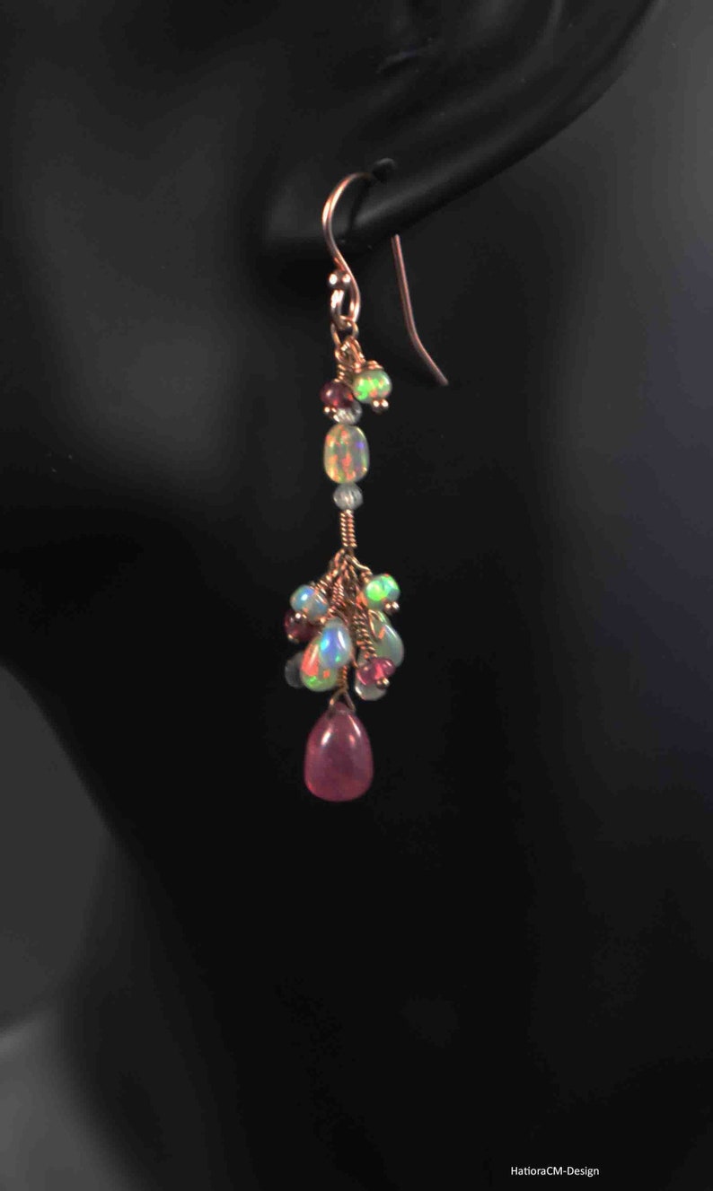 Peut inclure: Une paire de boucles d'oreilles pendantes avec une goutte de pierre pr&eacute;cieuse rose, des perles d'opale et de grenat et un fil d'or.