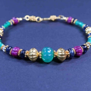 Armband i grönt onyx med rubiner, kyanit och distanser och spänne i 24 karat vermeilguld (925)