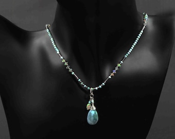 Larimar-Kette mit äthiopischen Welo-Opalen, Zwischenteile und Karabinerverschluss aus rhodiniertem Silber (925)