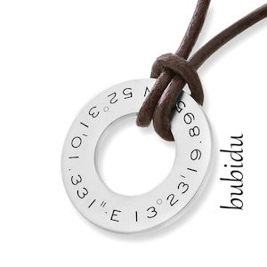 Collar con nombre, joyería para hombre, coordenadas, collar para hombre, cierre de nudo de cuero ajustable, colgante de plata de ley 925 de 23 mm, texto de datos personalizado