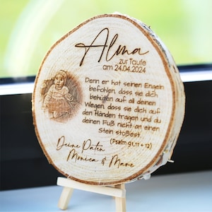 Regalo de bautismo con foto grabada y dicho de bautismo en una rodaja de árbol de madera con foto grabada y recordatorio de texto regalo de bautismo de padrinos.