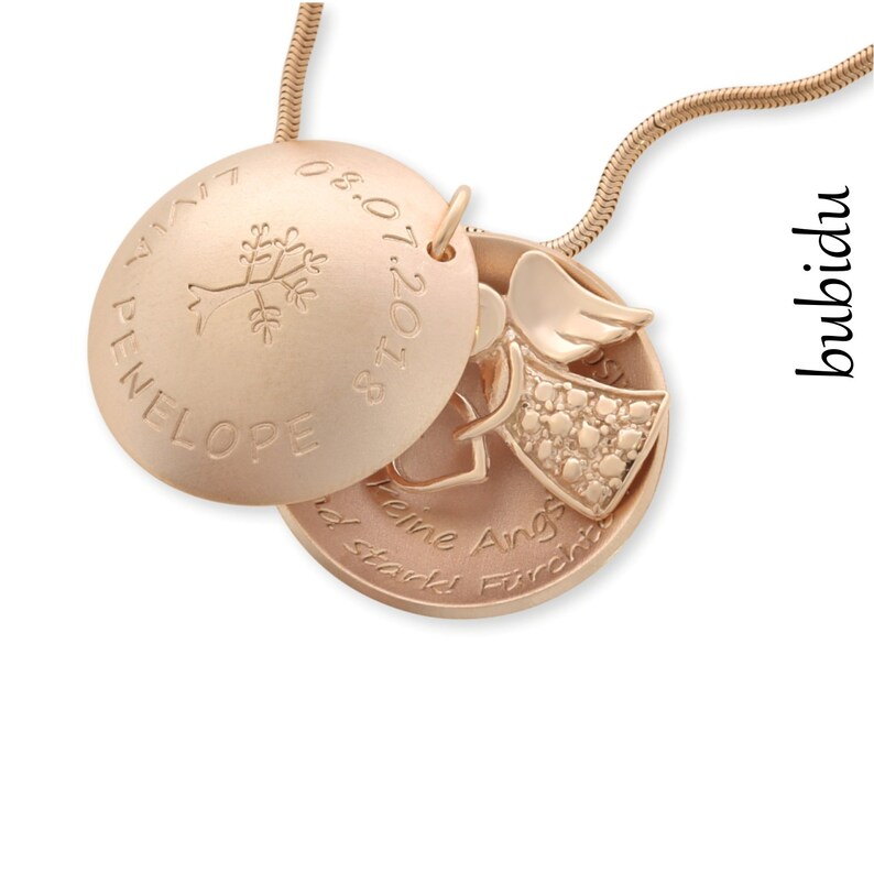 Puede incluir: Un collar de oro rosa con un medall&oacute;n que se abre para revelar un peque&ntilde;o amuleto de &aacute;ngel y un coraz&oacute;n. El medall&oacute;n est&aacute; grabado con el texto "PENELOPE" y "08.07.2018".