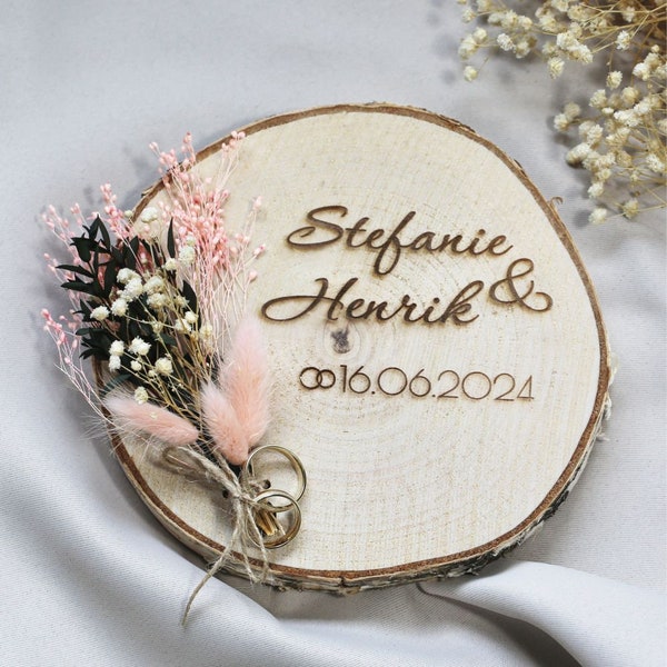 Ringkissen personalisiert mit Blumenstrauss aus Trockenblumen Baumscheibe Holz mit Gravur rosa Geschenk Hochzeit Trauringhalter Brautpaar